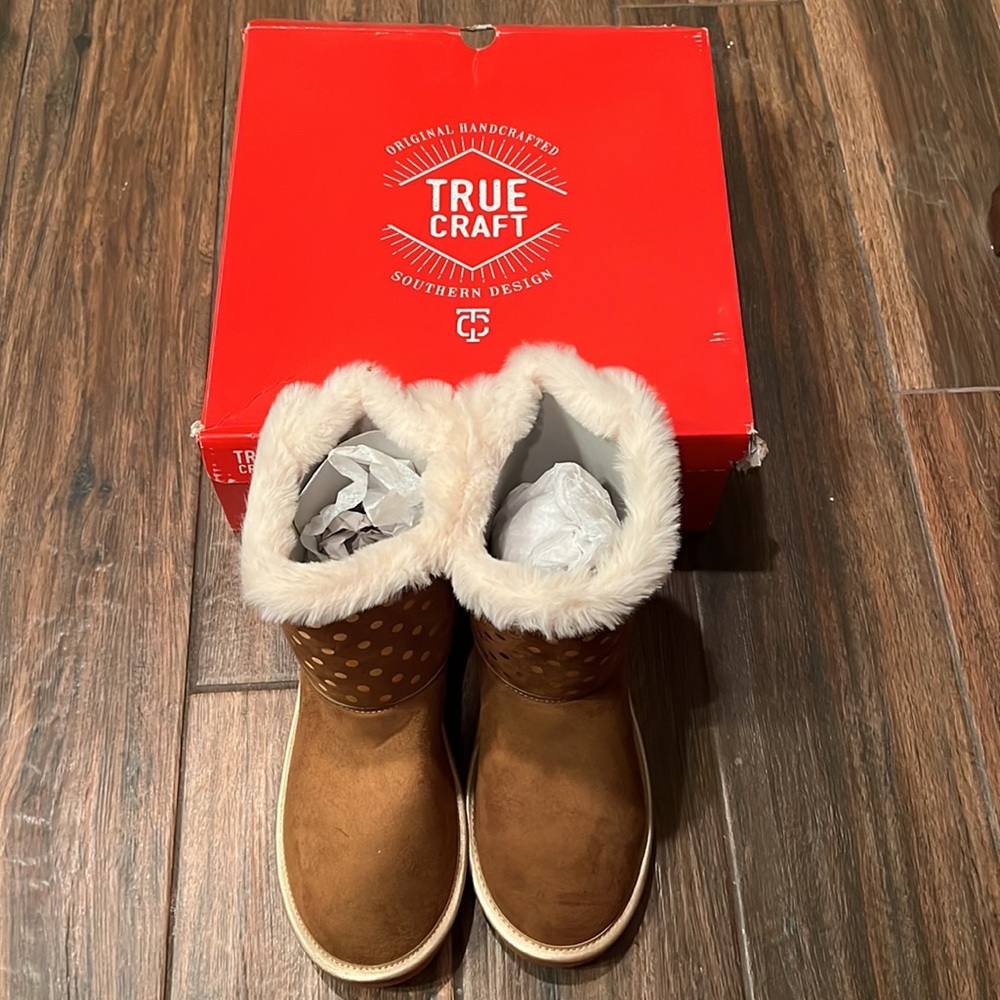 👢 NWT True Craft brand girls fur lined boots